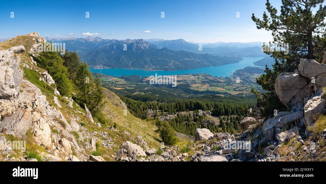 Vista panoramica del lago di Serre-Poncon dal Parco Nazionale degli Ecrins nelle Alte Alpi. Vista sulla Valle della Durance e il villaggio di Savines-le-Lac Foto Stock