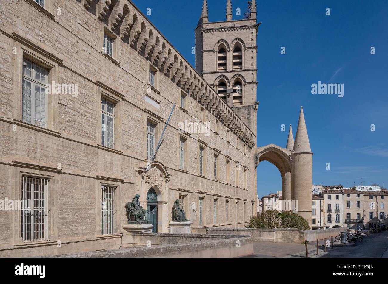 La scuola di medicina dell'università di Montpellier è l'oldst del mondo e vicino della cattedrale della città Foto Stock