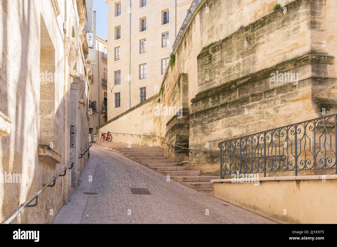 Una bicicletta parcheggiata nel centro storico collinare di Montpellier, Francia Foto Stock