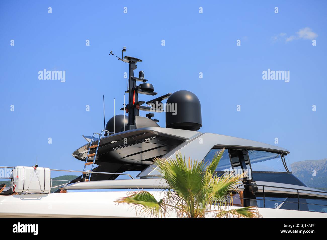 Sistema radar di navigazione antenne di grande yacht a motore primo piano Foto Stock