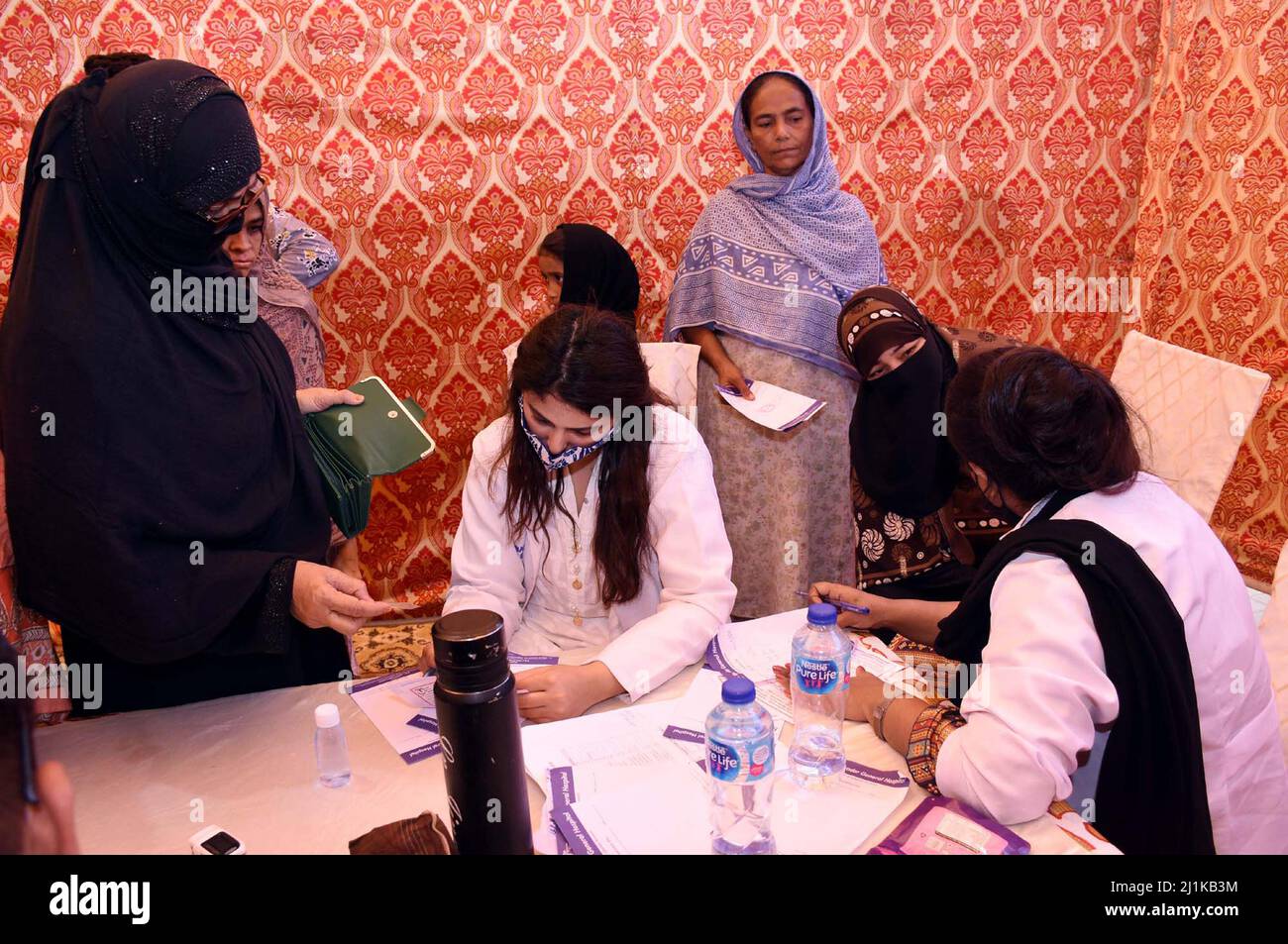 Il paziente è in fase di esame da parte del medico durante il campo medico libero organizzato dal Kharadar General Hospital Management Committee, tenutosi nella zona di Younusabad di Karachi sabato 26 marzo 2022. Foto Stock