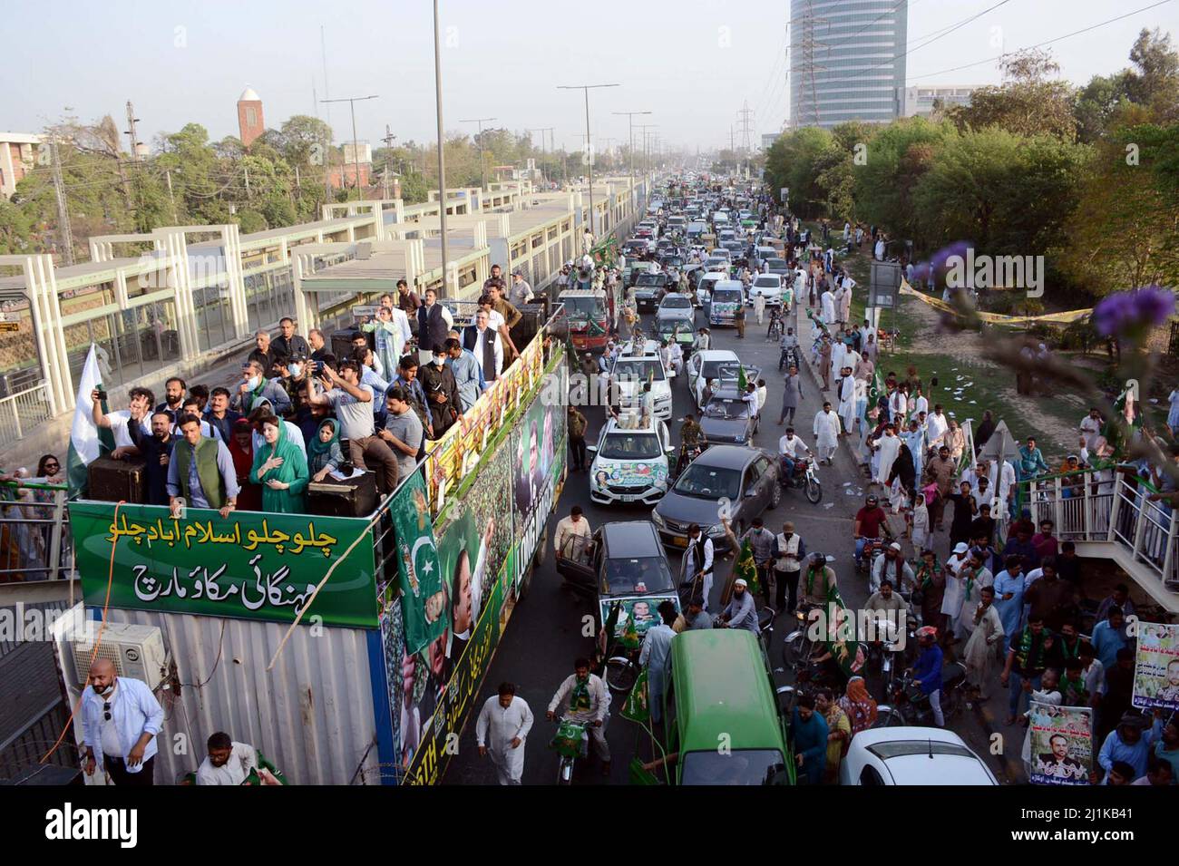 Leader ed attivisti della Lega Musulmana (PML-N) in partenza da Lahore mentre stanno conducendo la marcia di Mehangai Mukao contro il governo federale, guidato da Maryam Nawaz e Hamza Sharif, a Lahore sabato 26 marzo 2022. Foto Stock