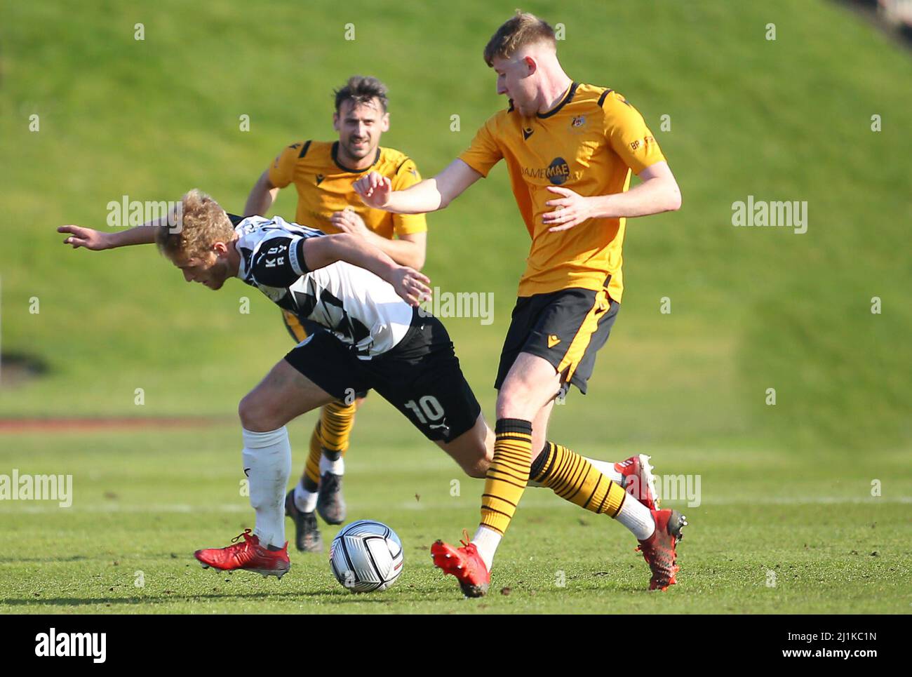 GATESHEAD, REGNO UNITO. MAR 26th Greg Olley di Gateshead è stato imbrogliato durante la partita della Vanarama National League North tra Gateshead e Bradford Park Avenue al Gateshead International Stadium di Gateshead sabato 26th marzo 2022. (Credit: Michael driver | MI News) Credit: MI News & Sport /Alamy Live News Foto Stock