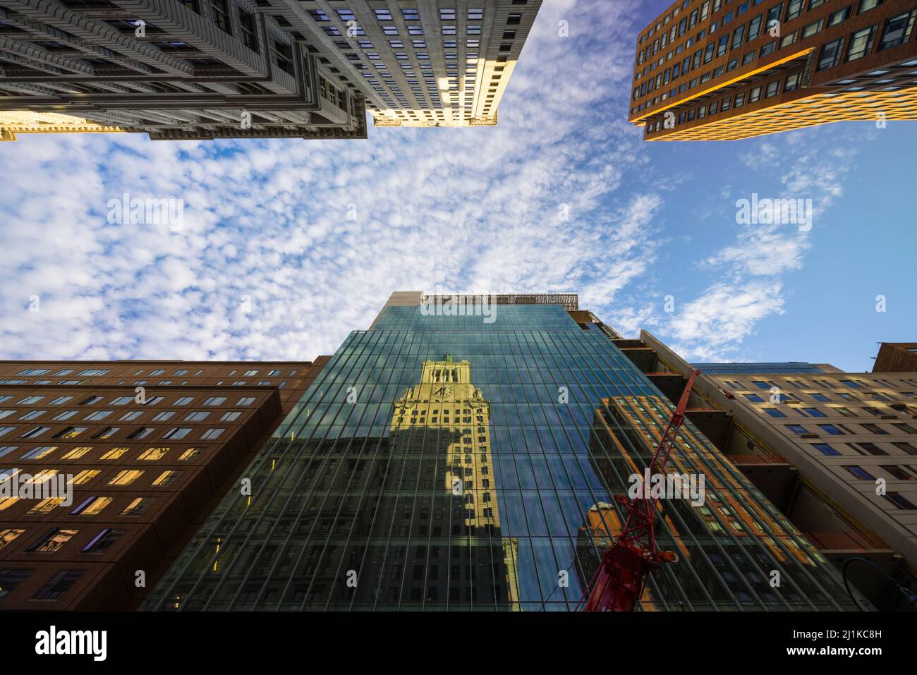 Le nuvole di cirrocumuli galleggiano sugli edifici dell'East Village a New York Foto Stock
