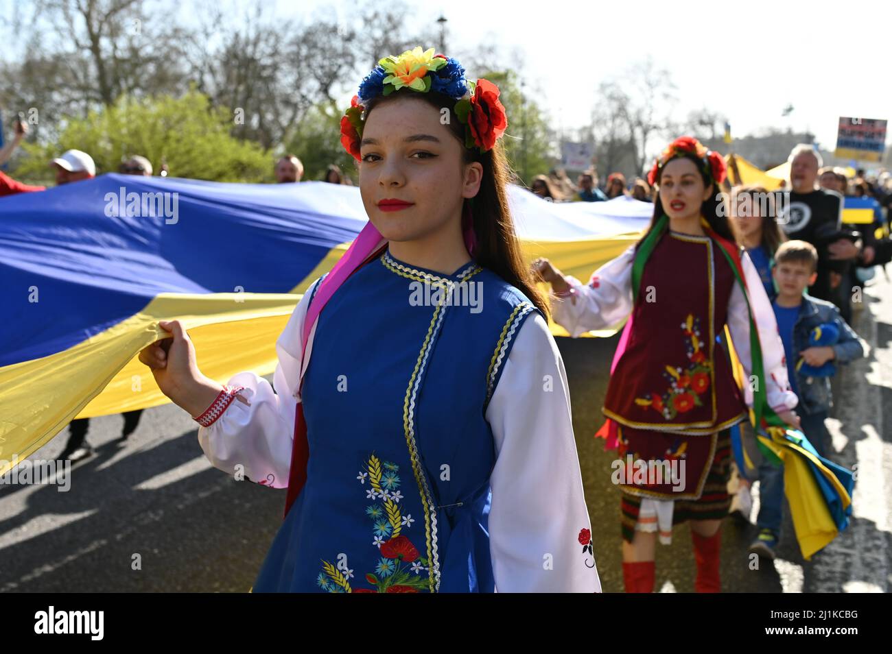 Londra, Regno Unito. 26 marzo 2022. I manifestanti marciano contro la guerra in Ucraina da Park Lane a Trafalgar Square. I manifestanti chiedono la fine della guerra in Ucraina e il ritiro delle truppe russe. Credit: Andrea Domeniconi/Alamy Live News Foto Stock