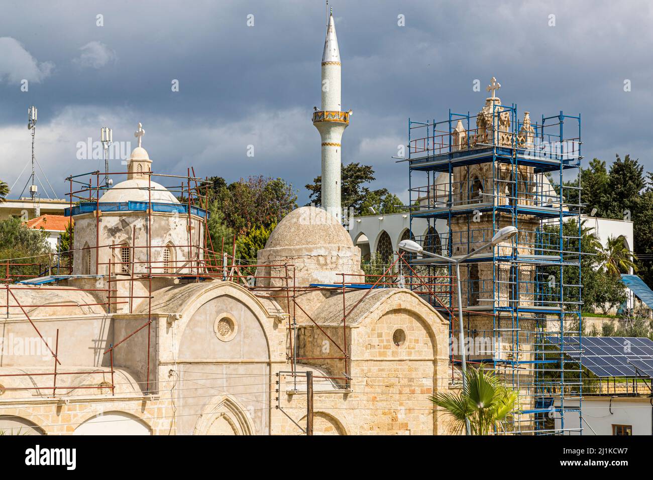 Nella città nord-cipriota di Dipkarpaz (Repubblica turca di Cipro del Nord (TRNC)), la popolazione di lingua greca vive in pacifica armonia con la popolazione di lingua turca. Foto Stock