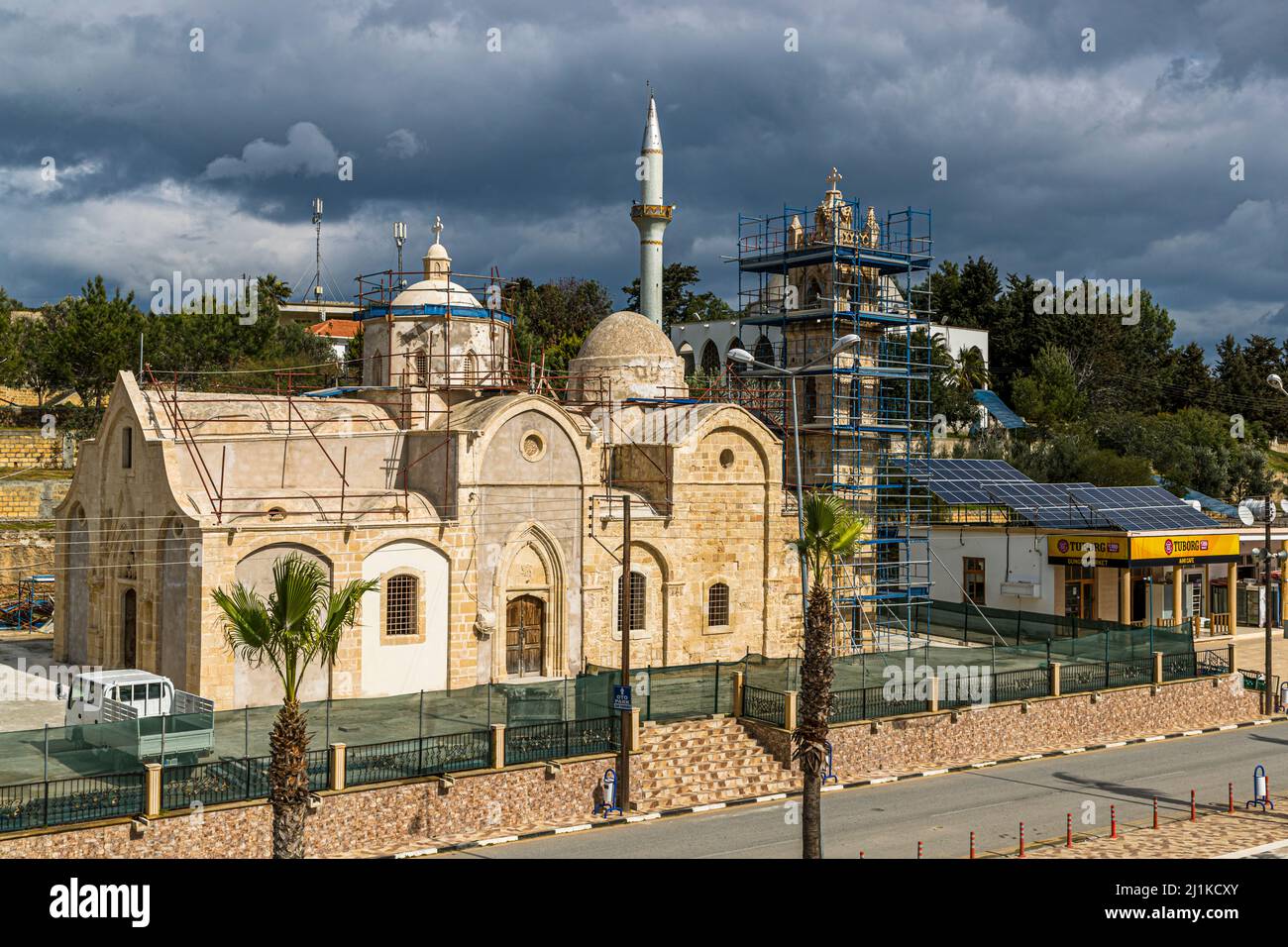 Nella città nord-cipriota di Dipkarpaz (Repubblica turca di Cipro del Nord (TRNC)), la popolazione di lingua greca vive in pacifica armonia con la popolazione di lingua turca. Foto Stock