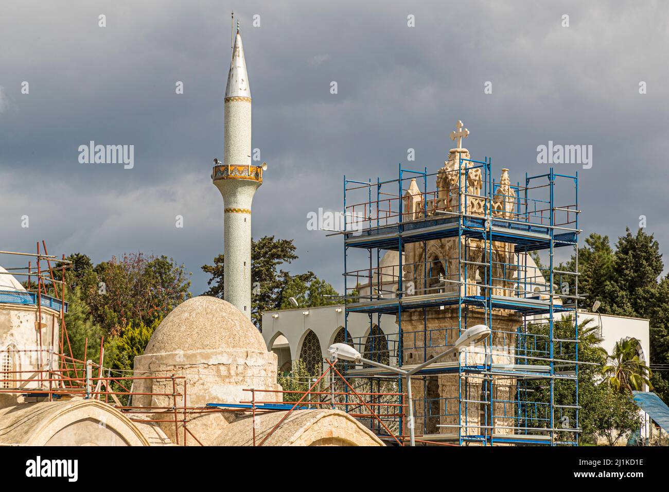 Nella città nord-cipriota di Dipkarpaz (Repubblica turca di Cipro del Nord (TRNC)), la popolazione di lingua greca vive in pacifica armonia con la popolazione di lingua turca. Foto Stock