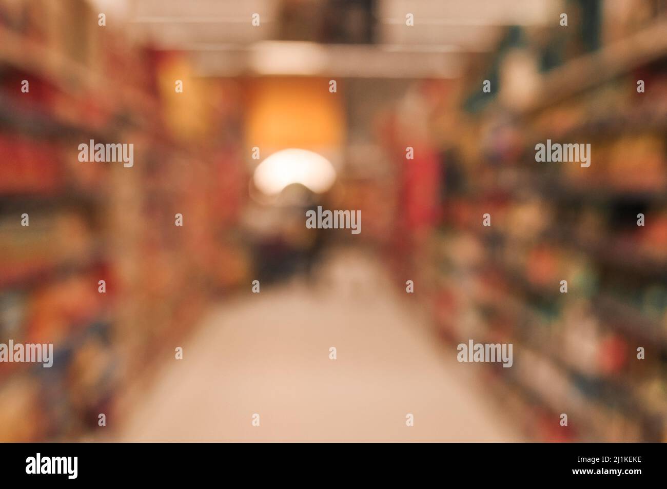 Vista sfocata con scaffali delle vetrine in spazio copia supermercato Foto Stock