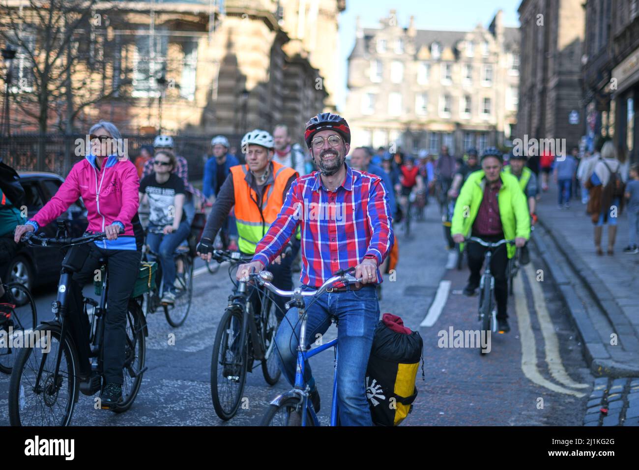Edimburgo Scozia, Regno Unito marzo 26 2022. Edinburgh Critical Mass Cycle, Stockbridge saunter, si svolge attraverso la città con centinaia di partecipanti come transizione della società dalle automobili a forme di trasporto più sostenibili. Credit sst/alamy live news Foto Stock