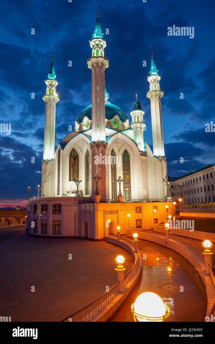 Moschea di Kul Sharif in primo piano illuminazione notturna. Kazan, Russia Foto Stock