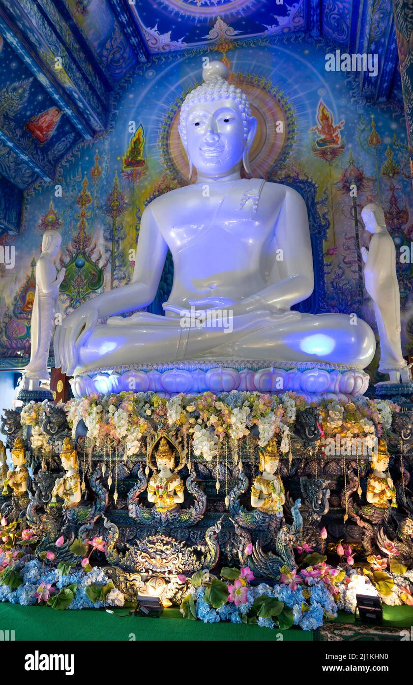 CHIANG RAI, THAILANDIA - 17 DICEMBRE 2018: Scultura di un Buddha seduto nel tempio buddista Wat Wrong Gear Team (Tempio blu). Chiang Rai, Tailandia Foto Stock