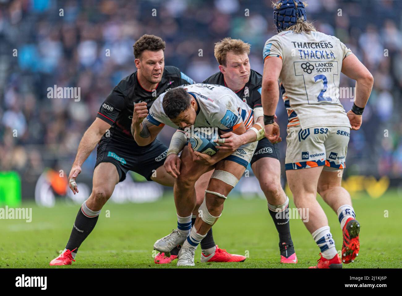 LONDRA, REGNO UNITO. 26th, Mar 2022. Jack Bates of Bristol Bears (centro) è affrontato durante Gallagher Premiership Rugby - Saracens vs Bristol Bears al Tottenham Hotspur Stadium sabato 26 marzo 2022. LONDRA INGHILTERRA. Credit: Taka G Wu/Alamy Live News Foto Stock