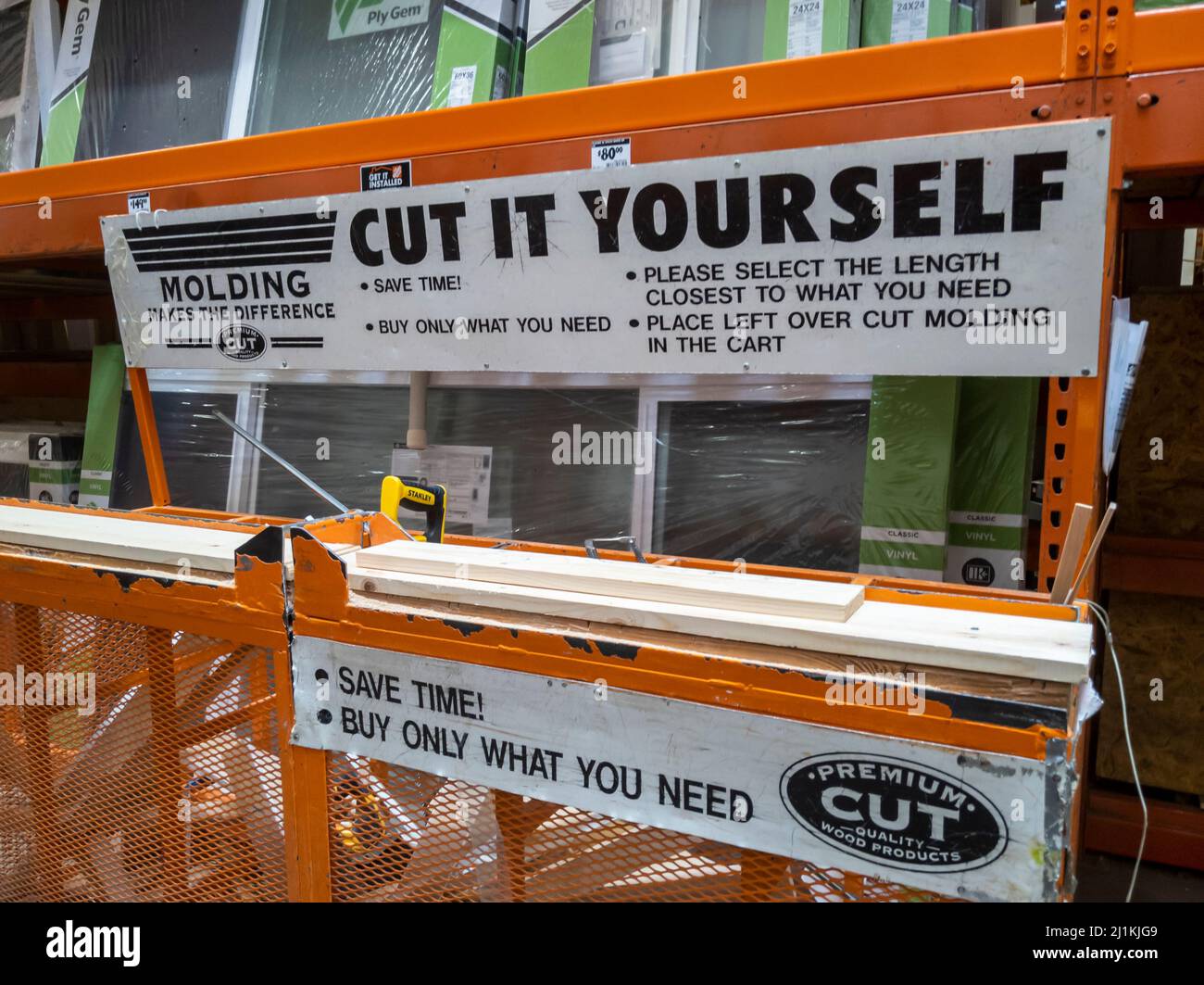 Bothell, WA USA - circa Aprile 2021: Stazione "Taglia te stesso" all'interno di Home Depot, dove i clienti possono creare la lunghezza di legno di cui hanno bisogno. Foto Stock