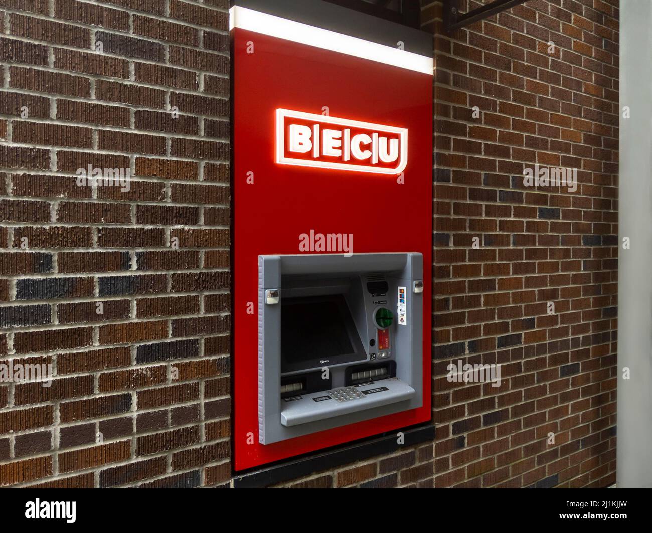 Bothell, WA USA - circa aprile 2021: Vista ad angolo di una macchina ATM BECU presso il campus dell'Università di Washington. Foto Stock