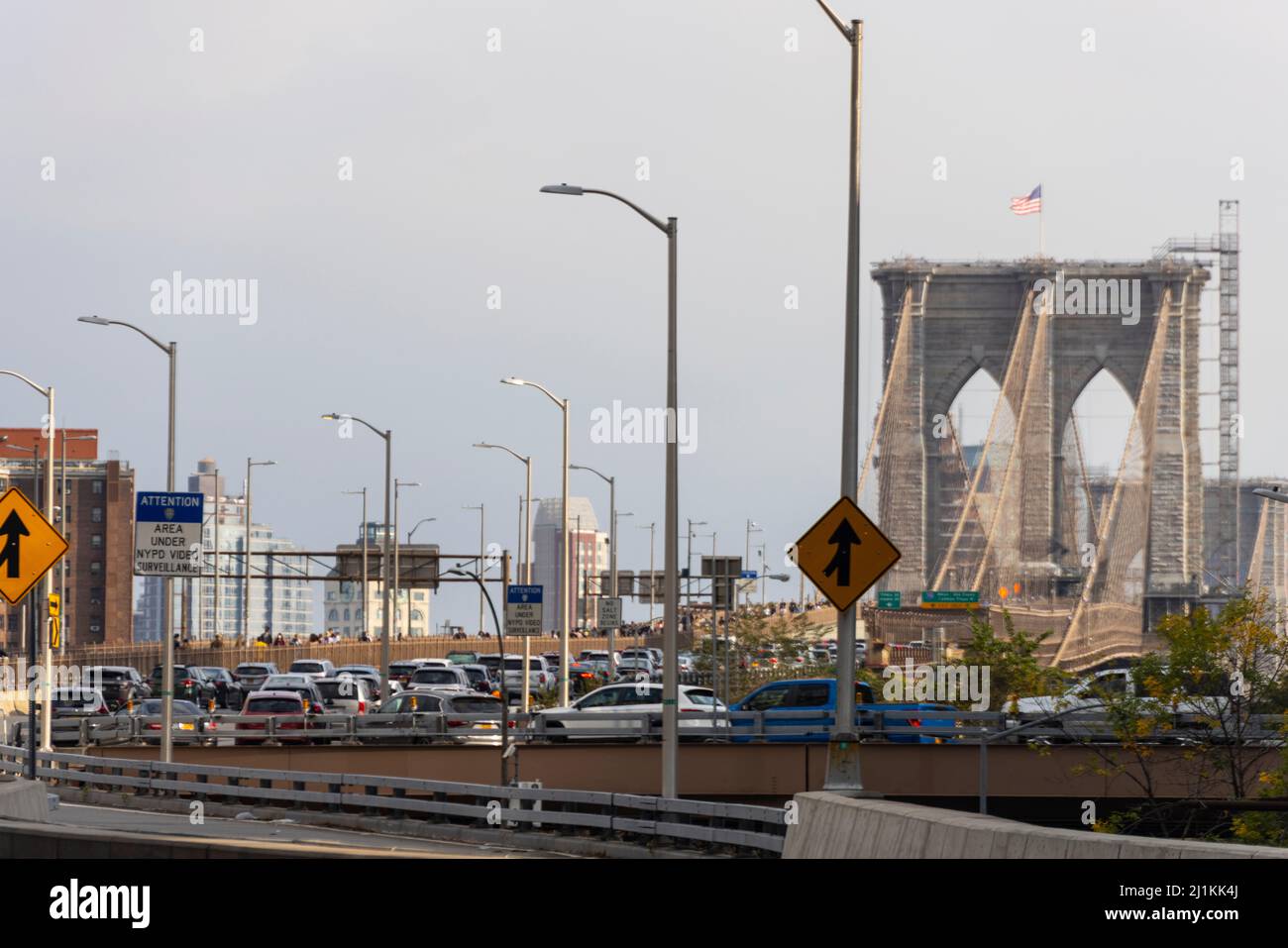 Il traffico intenso torna al ponte di Brooklyn durante i pendolari serali a New York Foto Stock