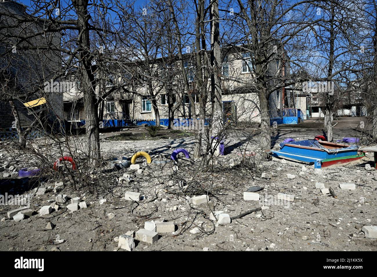 SIEVIERODONETSK, UCRAINA - 23 MARZO 2022 - Un parco giochi in un asilo mostra danni causati dalla distruzione degli invasori russi, Sievierodonetsk, L. Foto Stock