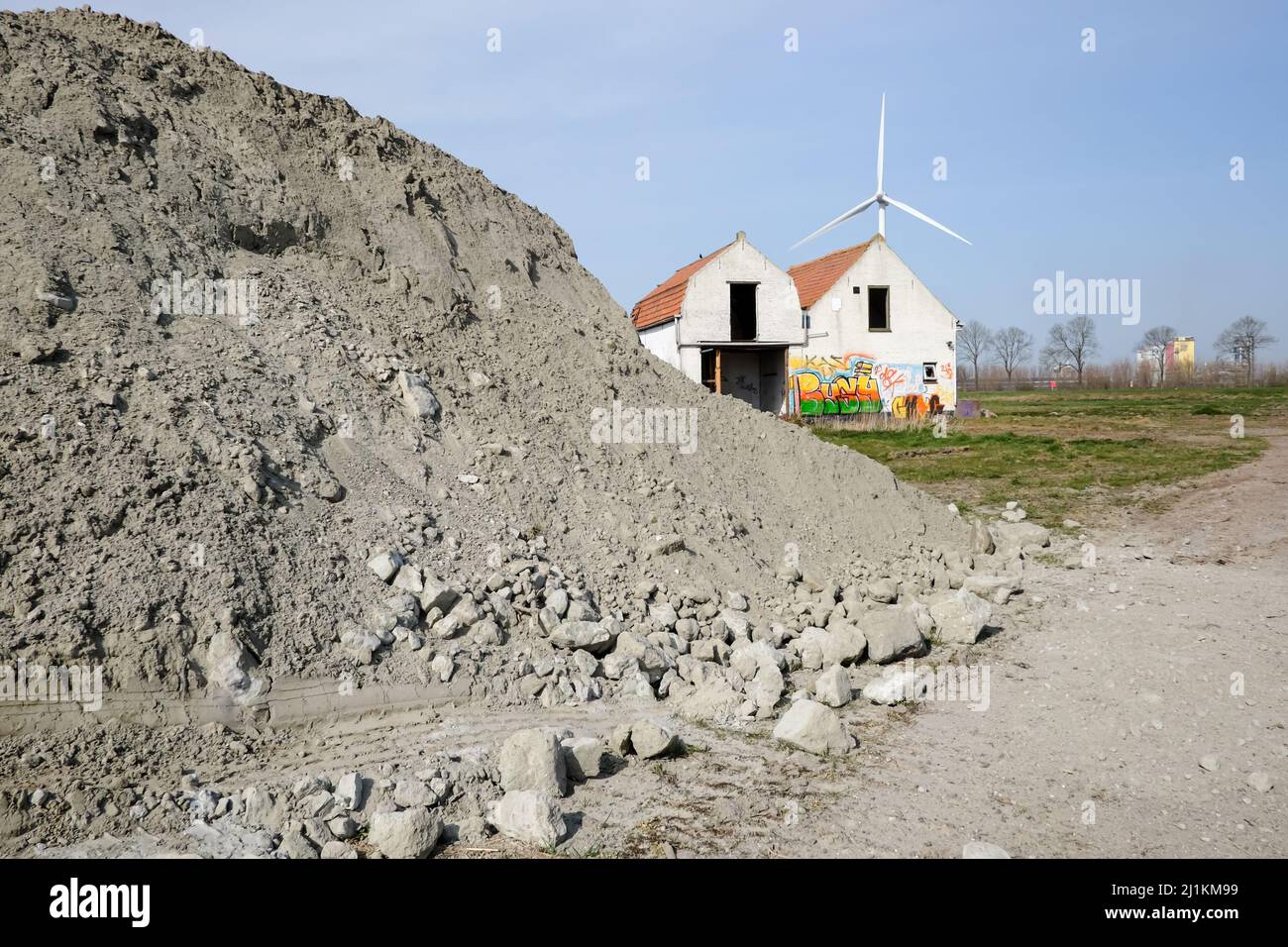 Una vecchia casa abbandonata nei Paesi Bassi in un ambiente industriale defrontato da graffiti Foto Stock