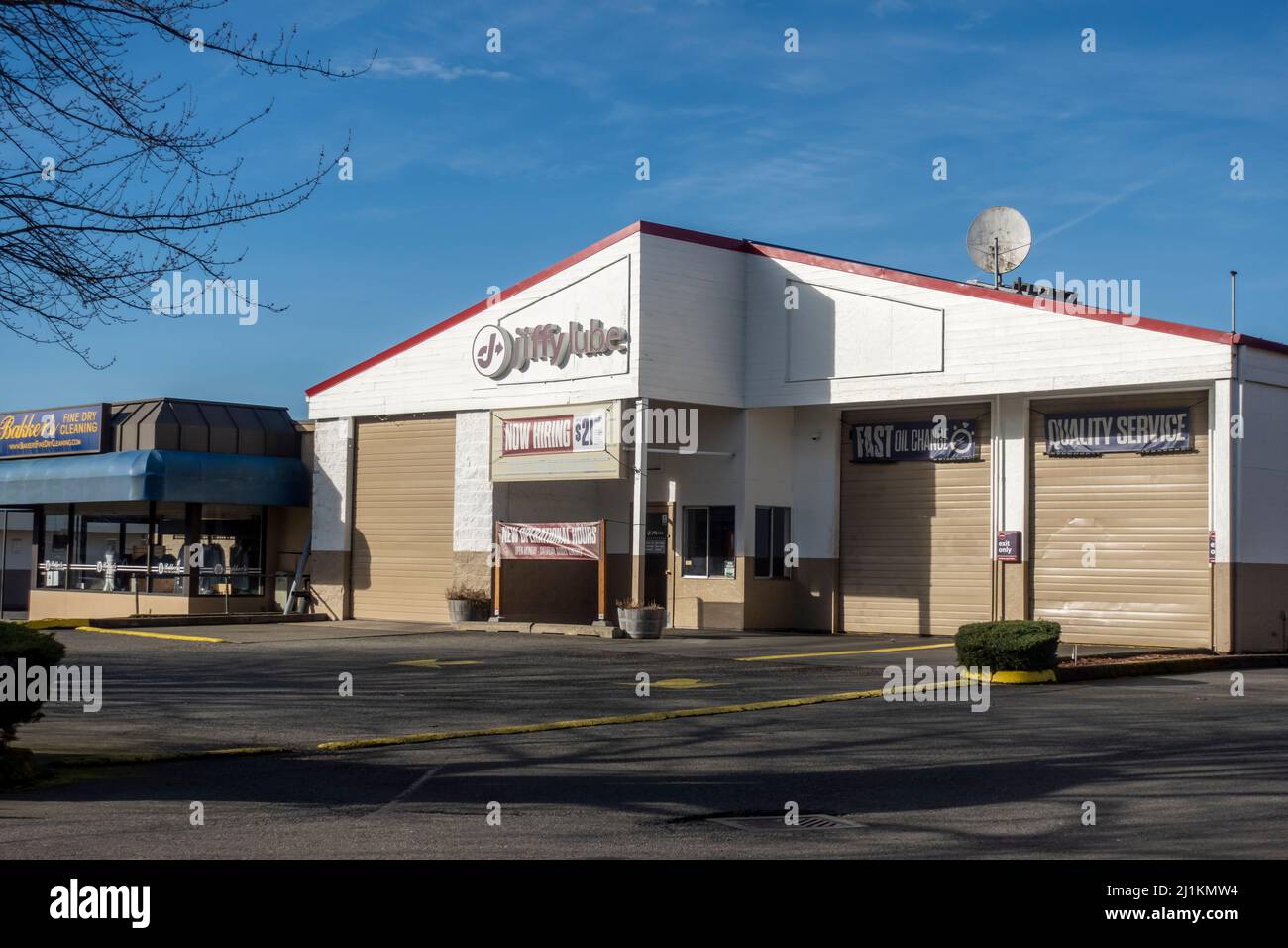 Woodinville, WA USA - circa Febbraio 2022: Vista esterna di un negozio di cambio olio JiffyLube con un banner pubblicitario Now Hiring sul fronte. Foto Stock Woodinville, WA USA - circa Febbraio 2022: Vista esterna di un negozio di cambio olio JiffyLube con un banner pubblicitario Now Hiring sul fronte. Foto Stock