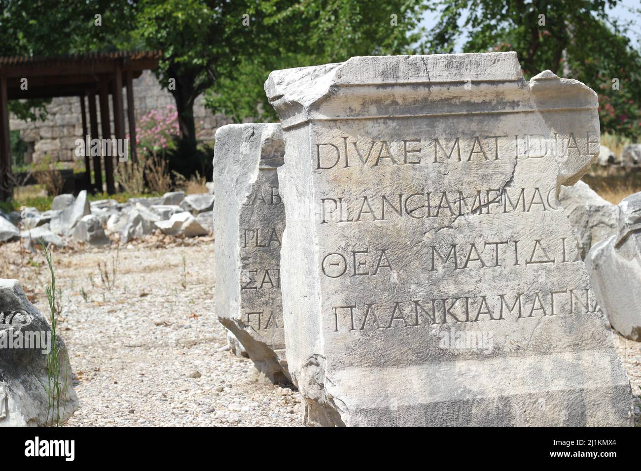 Antalya, Turchia - 03 2021 luglio: Antalya Perge antica città come noto come “Perge Antik Kenti. Vecchia lingua greca scritta sulle colonne. Foto Stock