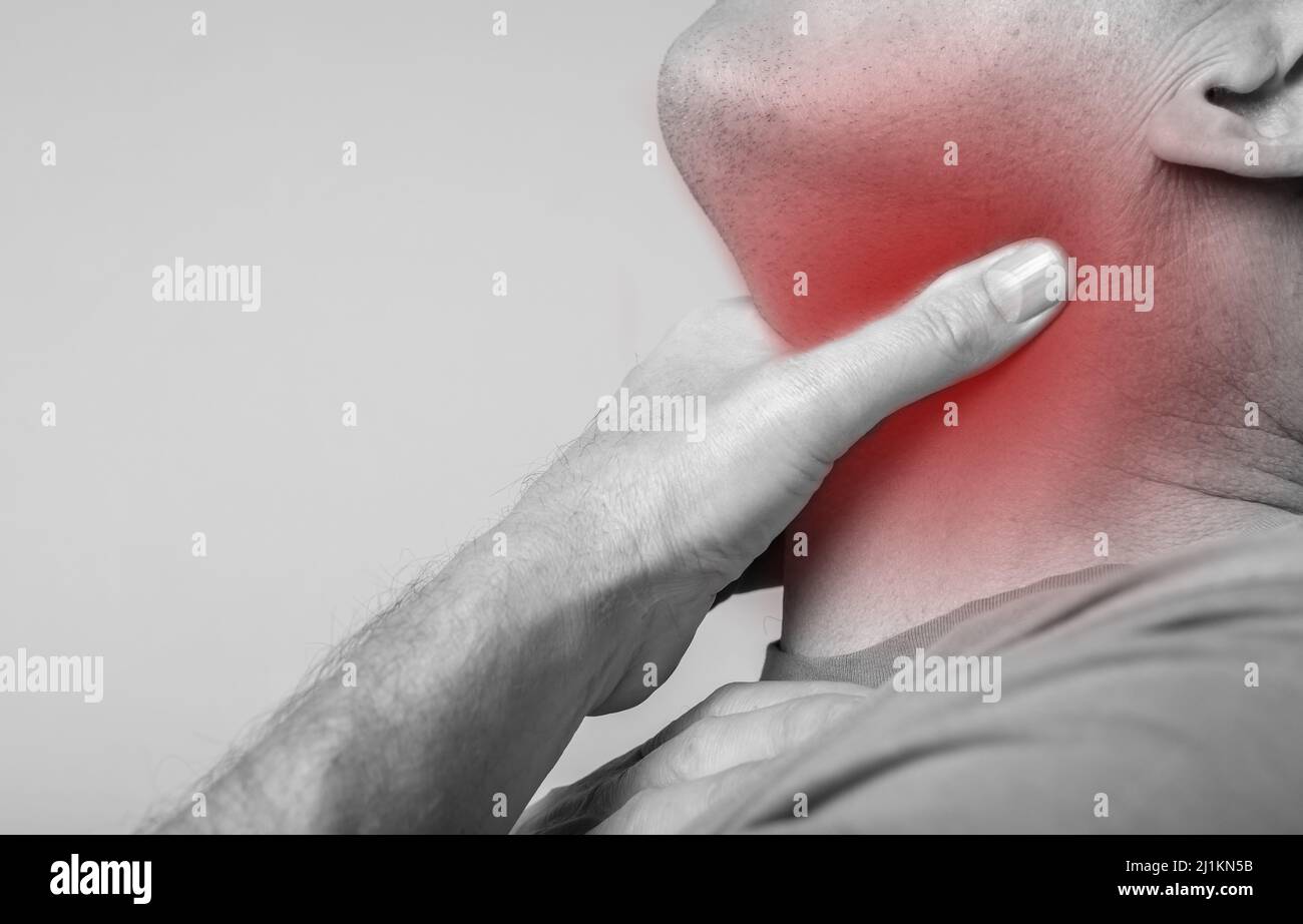 Attacco di asma. Uomo soffocante, respirante pesantemente. Mani che tengono il collo con il punto rosso primo piano. Malattie respiratorie, assistenza sanitaria, concetto di trattamento. Foto di alta qualità Foto Stock