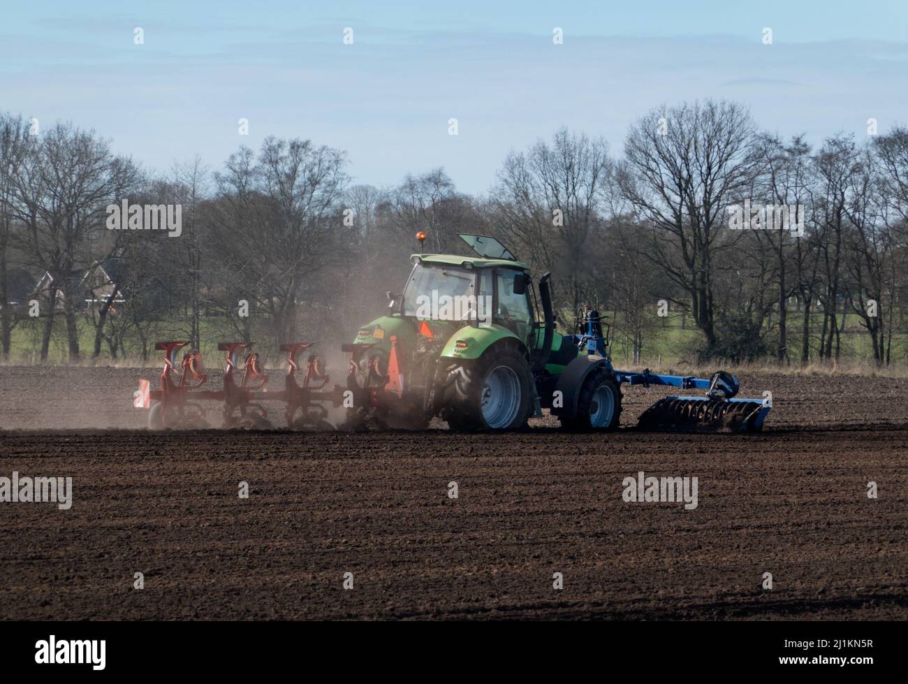 Agricoltura moderna: Aratura e risanamento mirato, combinando due passaggi operativi Foto Stock
