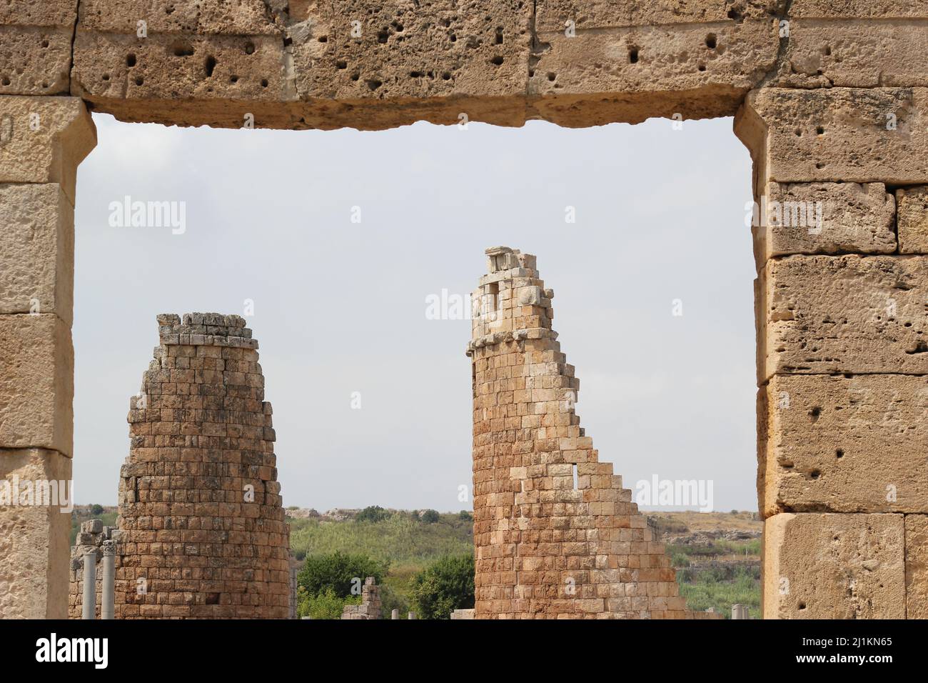 Antalya,Turchia- Luglio 03 2021: Antalya Perge Antica Città conosciuta come Perge Antik Kenti con il castello e le rovine della colonna. Foto Stock