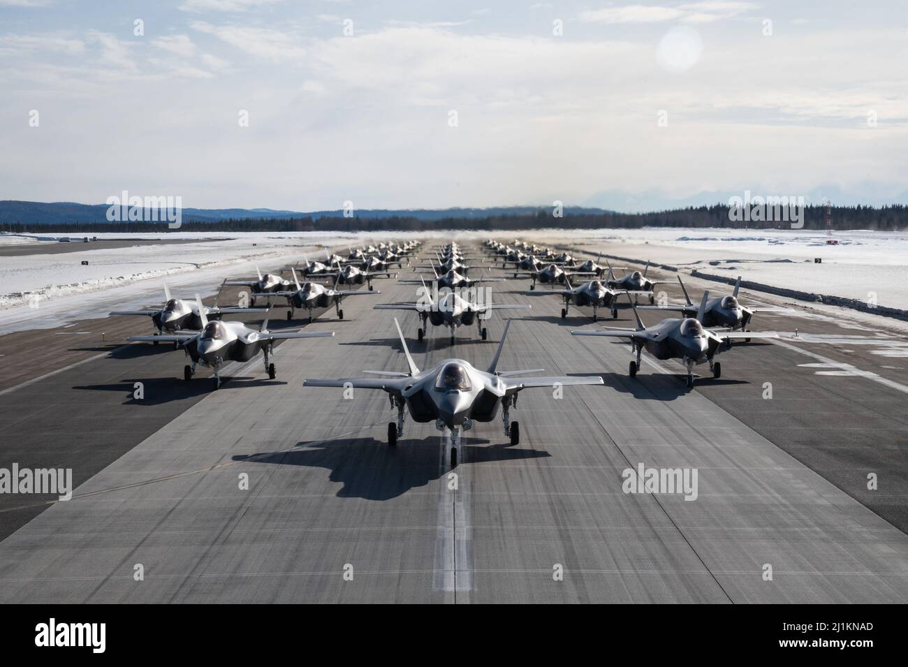 Fairbanks, Stati Uniti. 25th Mar 2022. Una formazione di US Air Force F-35 Lightning II velivolo assegnato alla 354th Fighter Wing, eseguire un Elephant Walk alla Eielson Air Force base 25 marzo 2022 a Fairbanks, Alaska. Una camminata dell'elefante è una manovra per scrambly l'aeroplano del combattente usando il decollo di intervallo minimo. Credit: A1c Jose Miguel Tamondong/forze aeree degli Stati Uniti/Alamy Live News Foto Stock