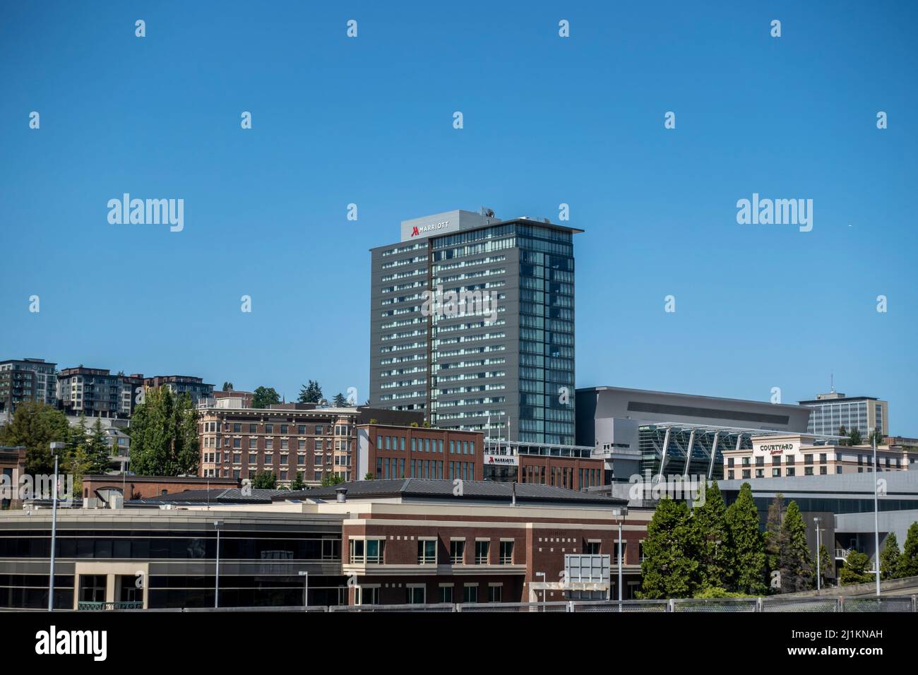 Tacoma, WA USA - circa Agosto 2021: Vista grandangolare del torreggiante Courtyard by Marriott hotel e centro congressi. Foto Stock