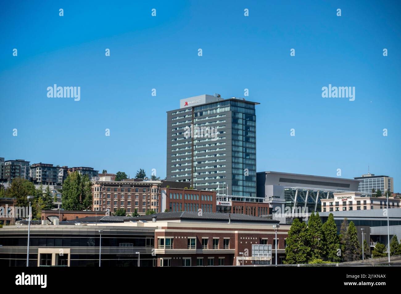 Tacoma, WA USA - circa Agosto 2021: Vista grandangolare del torreggiante Courtyard by Marriott hotel e centro congressi Foto Stock
