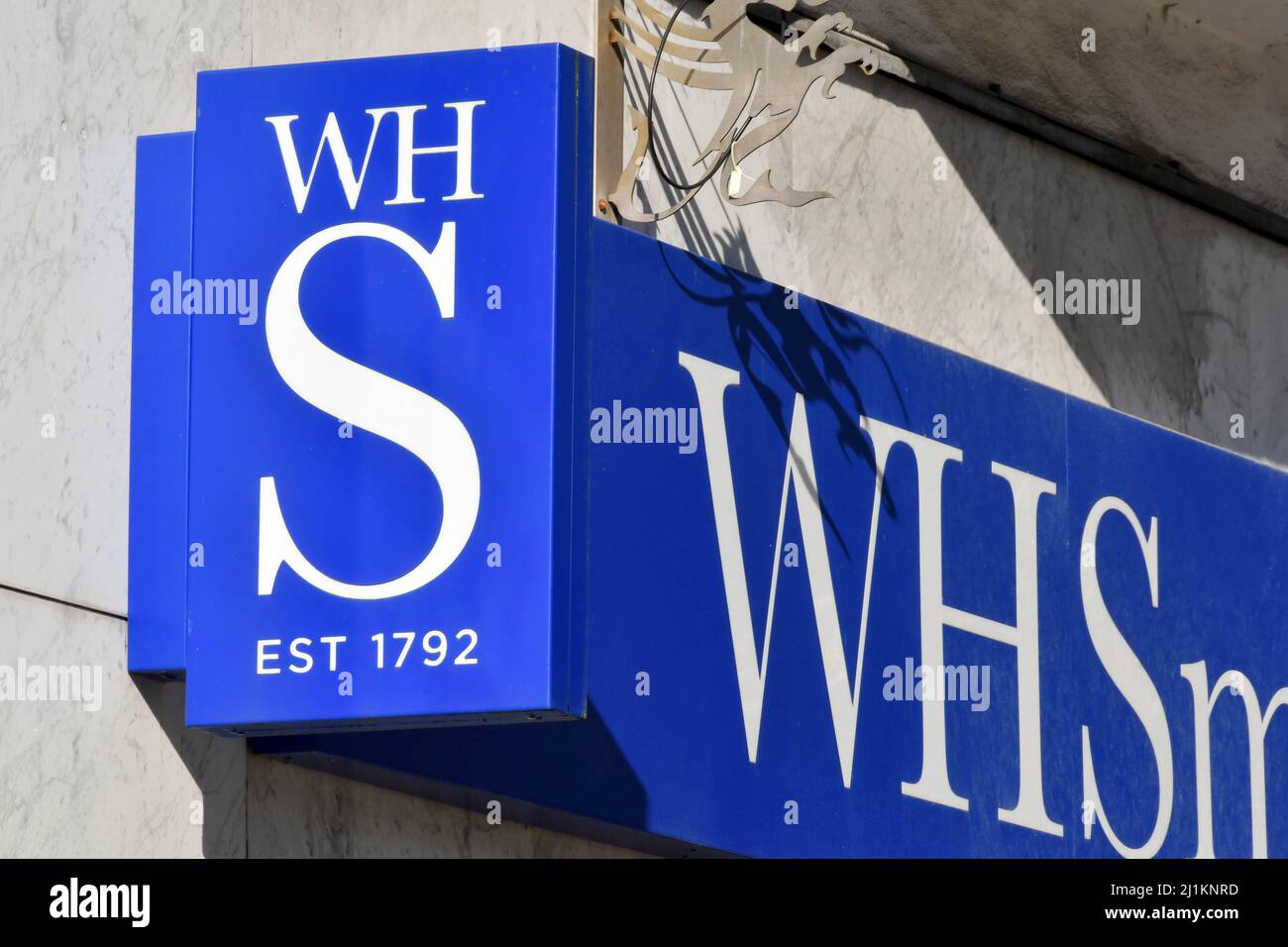 Cardiff, Galles - Marzo 2022: Cartello sopra l'entrata di un ramo di W H Smith Foto Stock