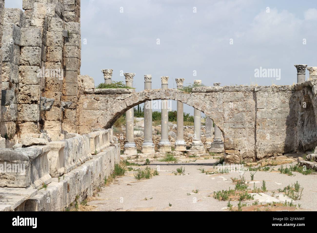 Antalya,Turchia- Luglio 03 2021: Antalya Perge Antica Città conosciuta come Perge Antik Kenti con il castello e le rovine della colonna. Foto Stock