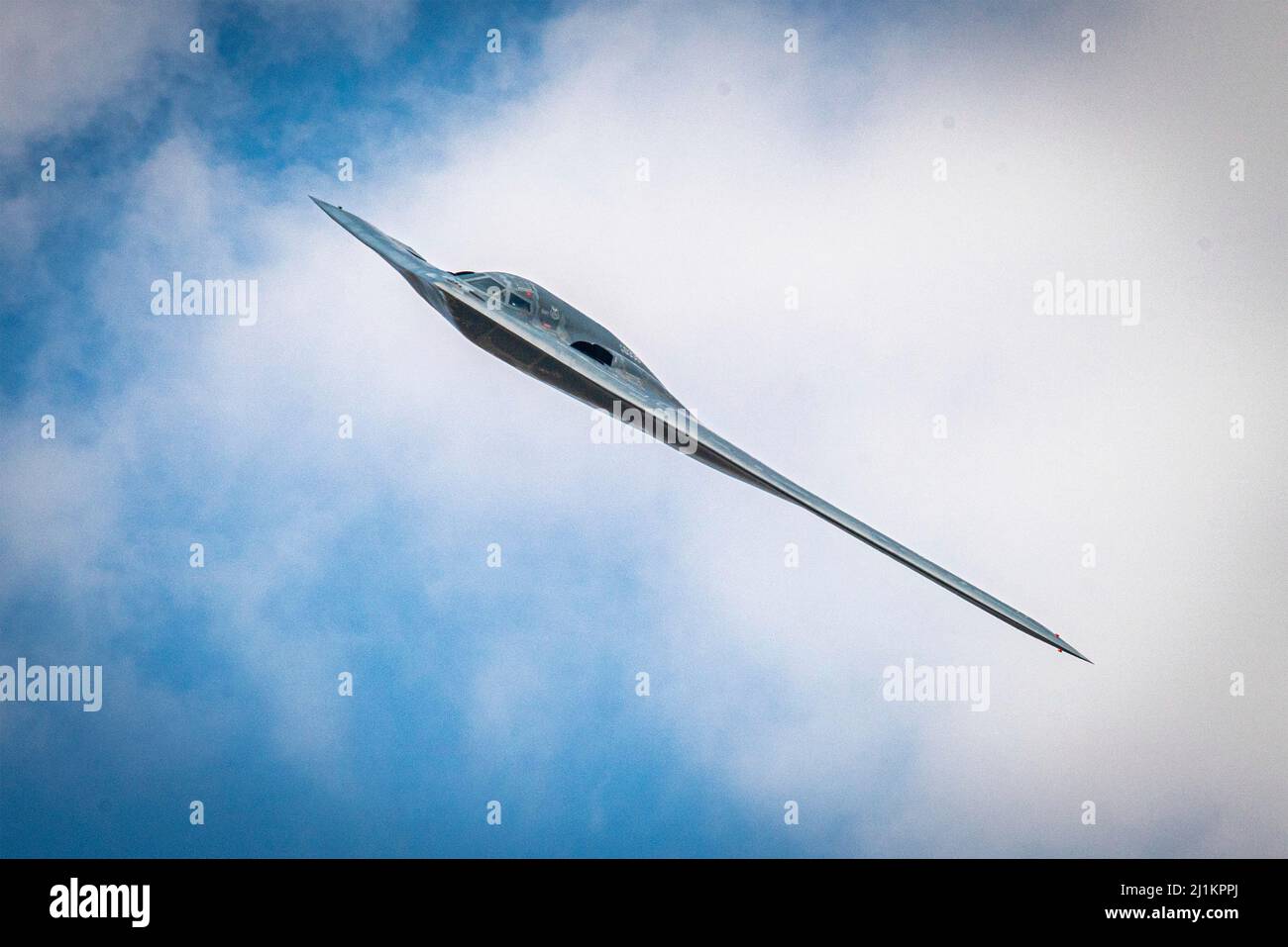 St Joseph, Stati Uniti. 02 maggio 2021. Un bombardiere strategico Stealth Spirit B-2 dell'aeronautica degli Stati Uniti, con la Bomb Wing del 509th, si è fatto esplodere durante la Speed of Sound Airshow all'aeroporto di Rosecrans Memorial, il 2 maggio 2021 a St Joseph, Missouri. Credito: TSgt. Patrick Evenson/Planetpix/Alamy Live News Foto Stock