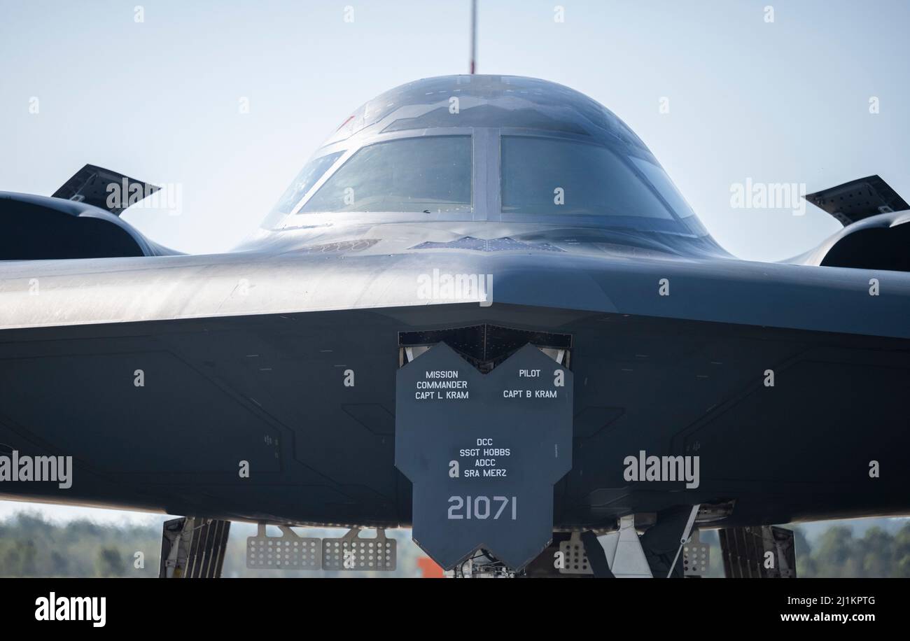 Ipswich, Australia. 24 Febbraio, 2022. Un bombardiere strategico Stealth Spirit dell'aeronautica statunitense B-2, con l'ala 509th Bomb, parcheggiata sul grembiule alla base RAAF di Amberley durante le operazioni integrate, 24 marzo 2022 a Ipswich, Queensland, Australia. Credito: TSgt. Hailey Haux/Planetpix/Alamy Live News Foto Stock