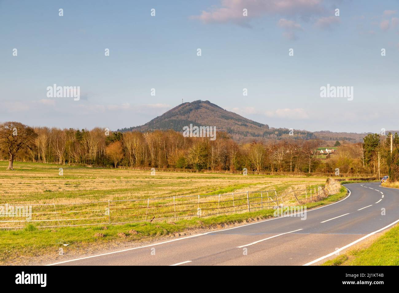 Vista della collina di Wrekin, un punto di riferimento locale vicino Telford nello Shropshire Regno Unito Foto Stock