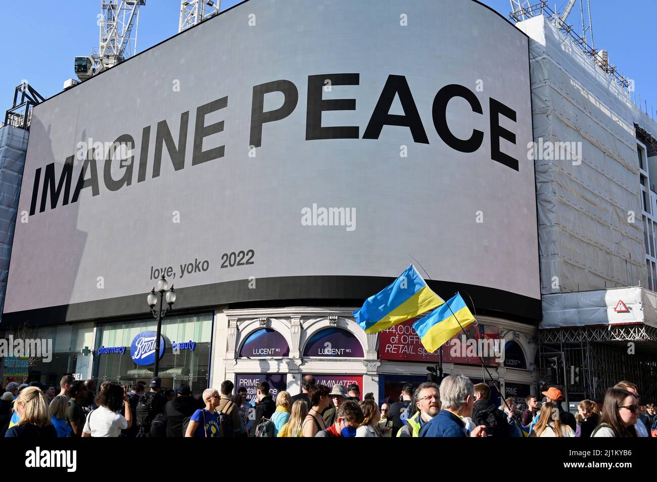 Londra, Regno Unito. Immaginate la Pace di Yoko Ono, Piccadilly Lights, Piccadilly Circus. Stare con l'Ucraina. Regno Unito con Ucraina marzo e Rally, Park Lane a Trafalgar Square. Credit: michael melia/Alamy Live News Foto Stock