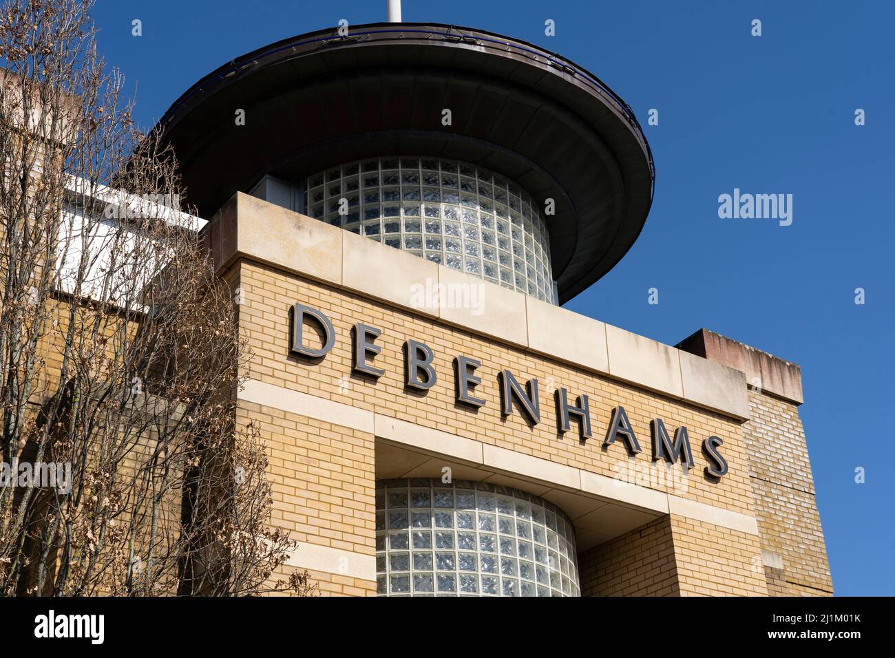 Quasi il 90% degli ex negozi Debenhams rimane vuoto quasi un anno dopo la chiusura del grande magazzino ed è entrato in amministrazione. Basingstoke, Regno Unito Foto Stock