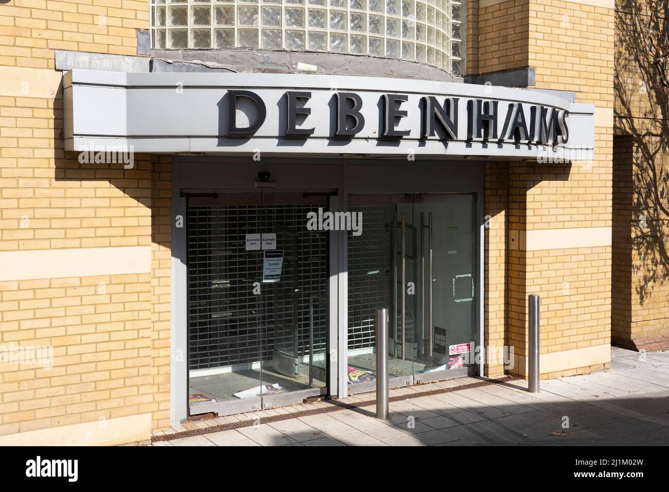 Quasi il 90% degli ex negozi Debenhams rimane vuoto quasi un anno dopo la chiusura del grande magazzino ed è entrato in amministrazione. Basingstoke, Regno Unito Foto Stock