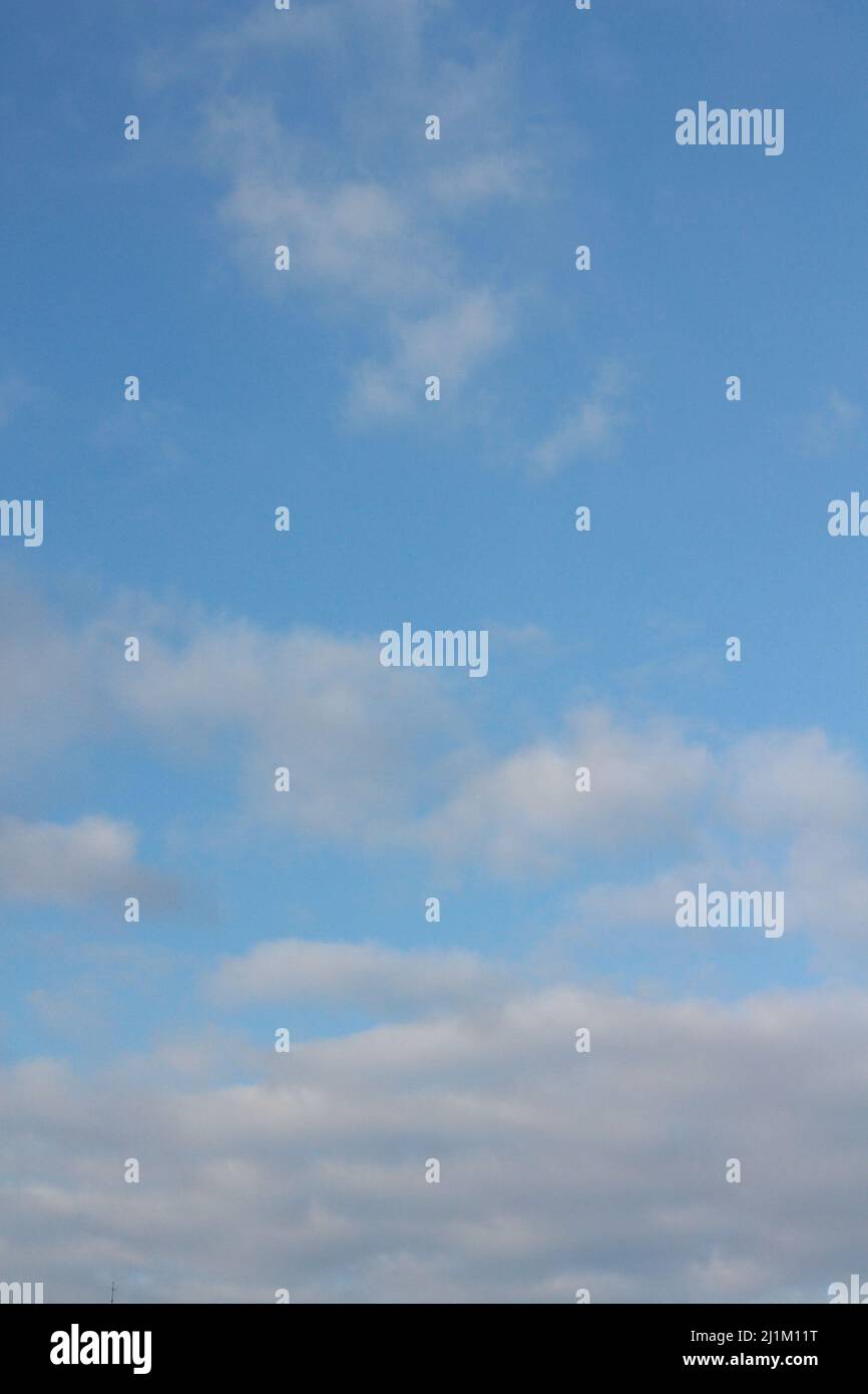 Mano che getta piano di carta al cielo blu, cielo blu chiaro, sfondo del cielo, piano di carta nel cielo blu Foto Stock