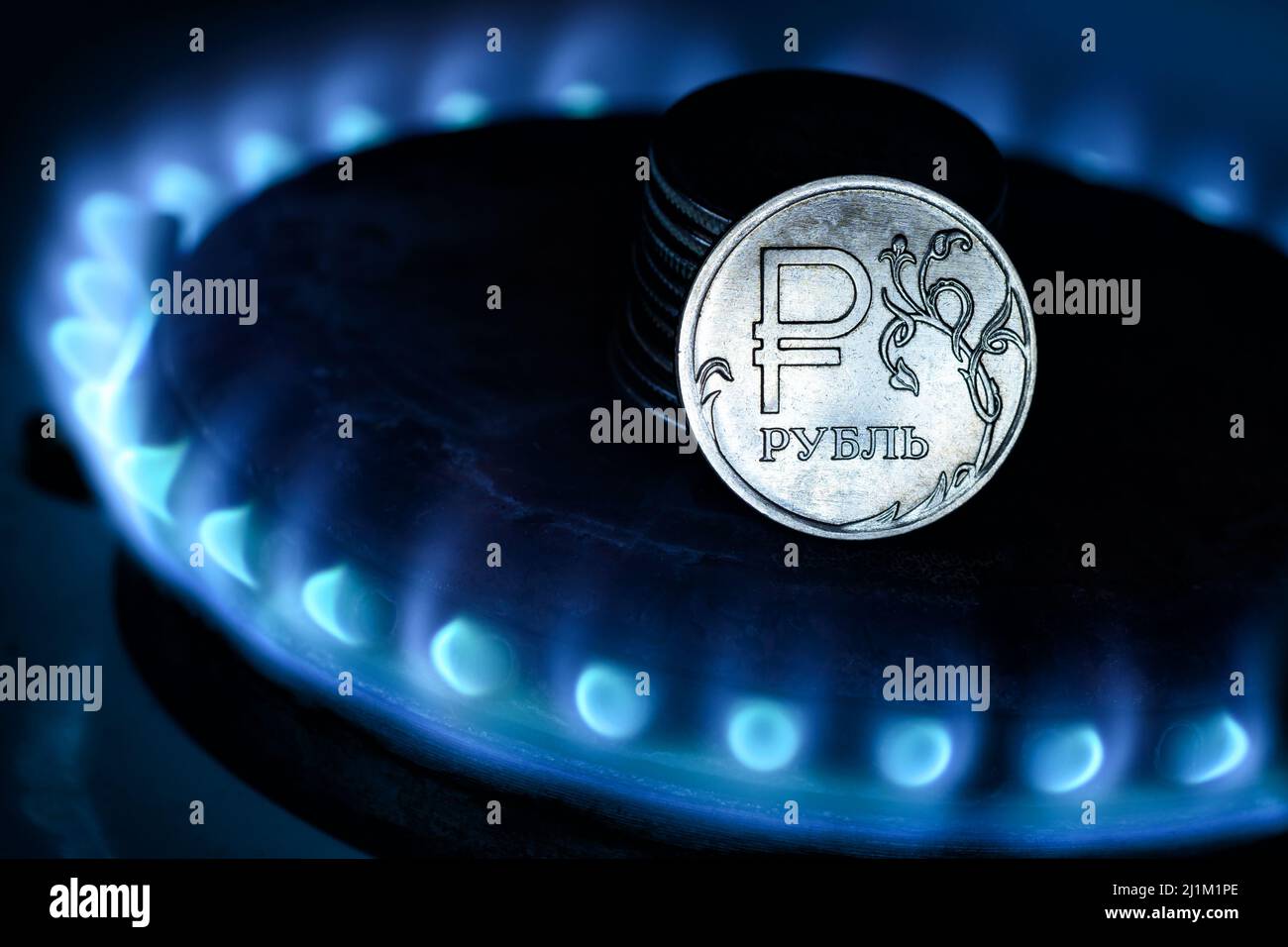 Bruciatore a gas e moneta rublo, denaro russo su stufa a gas a casa. Gas propano naturale fiamma e ruble valuta. Concetto di economia russa ed europea, gas co Foto Stock
