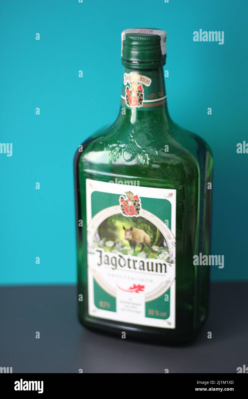 Istanbul,Turchia- Marzo 09 2022: Liquore alle erbe Jagdtraum prodotto alcolico con bottiglia di vetro verde, idea di concetto di cucina. Foto Stock