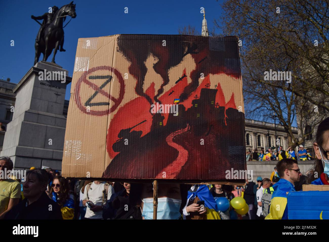 Londra, Inghilterra, Regno Unito. 26th Mar 2022. Un protester a Trafalgar Square ha un segno anti-Z' durante la Londra si leva con l'Ucraina marzo. Migliaia di persone hanno marciato da Park Lane a Trafalgar Square in solidarietà con l'Ucraina mentre la Russia continua il suo attacco. (Credit Image: © Vuk Valcic/ZUMA Press Wire) Foto Stock