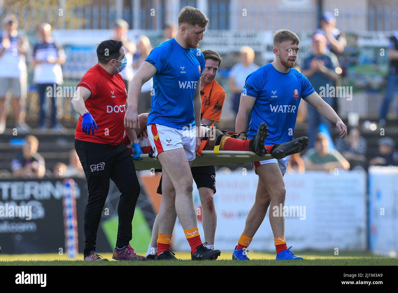 Featherstone, Regno Unito. 26th Mar 2022. Brandon Douglas di Sheffield Eagles viene estenchered off con un infortunio alla testa a Featherstone, Regno Unito il 3/26/2022. (Foto di James Heaton/News Images/Sipa USA) Credit: Sipa USA/Alamy Live News Foto Stock