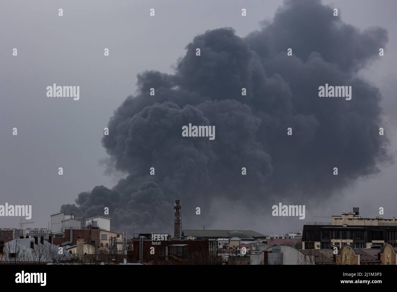 LVIV, UCRAINA - 26 marzo 2022: Distruzione di infrastrutture civili da parte dell'esercito russo. Conseguenze di uno sciopero missilistico su una struttura di stoccaggio del petrolio Foto Stock