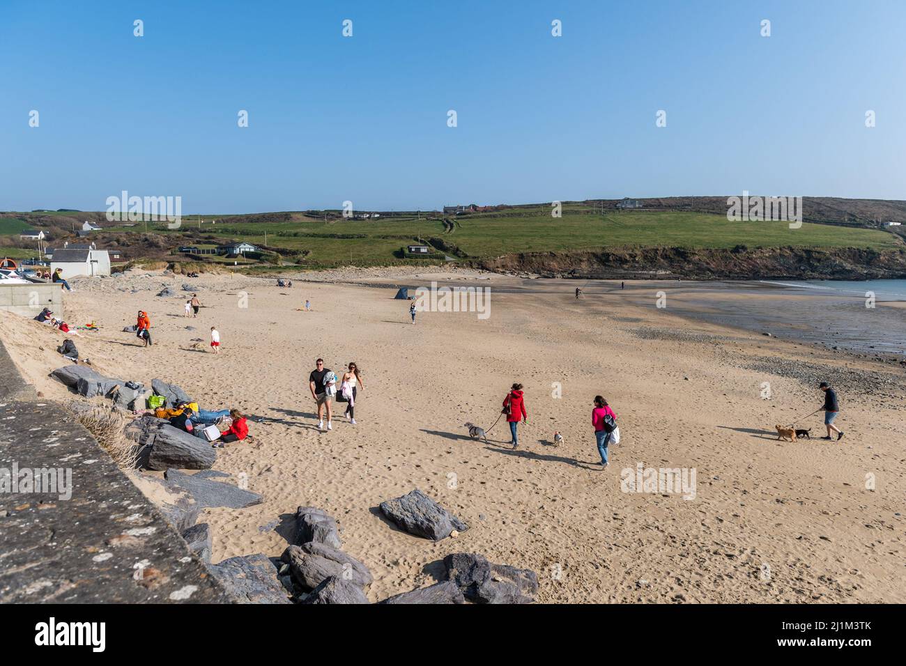 Red Strand, West Cork, Irlanda. 26th Mar 2022. La gente del posto e i turisti hanno fatto il massimo di una giornata calda e soleggiata sulla spiaggia di Red Strand. Domenica è impostato per il sole e le alte temperature di 14-18C Credit: AG News/Alamy Live News Foto Stock