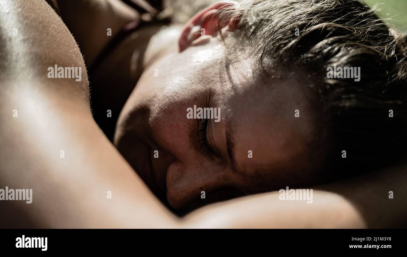 Donna che gode il bagno al lago Forggensee Foto Stock