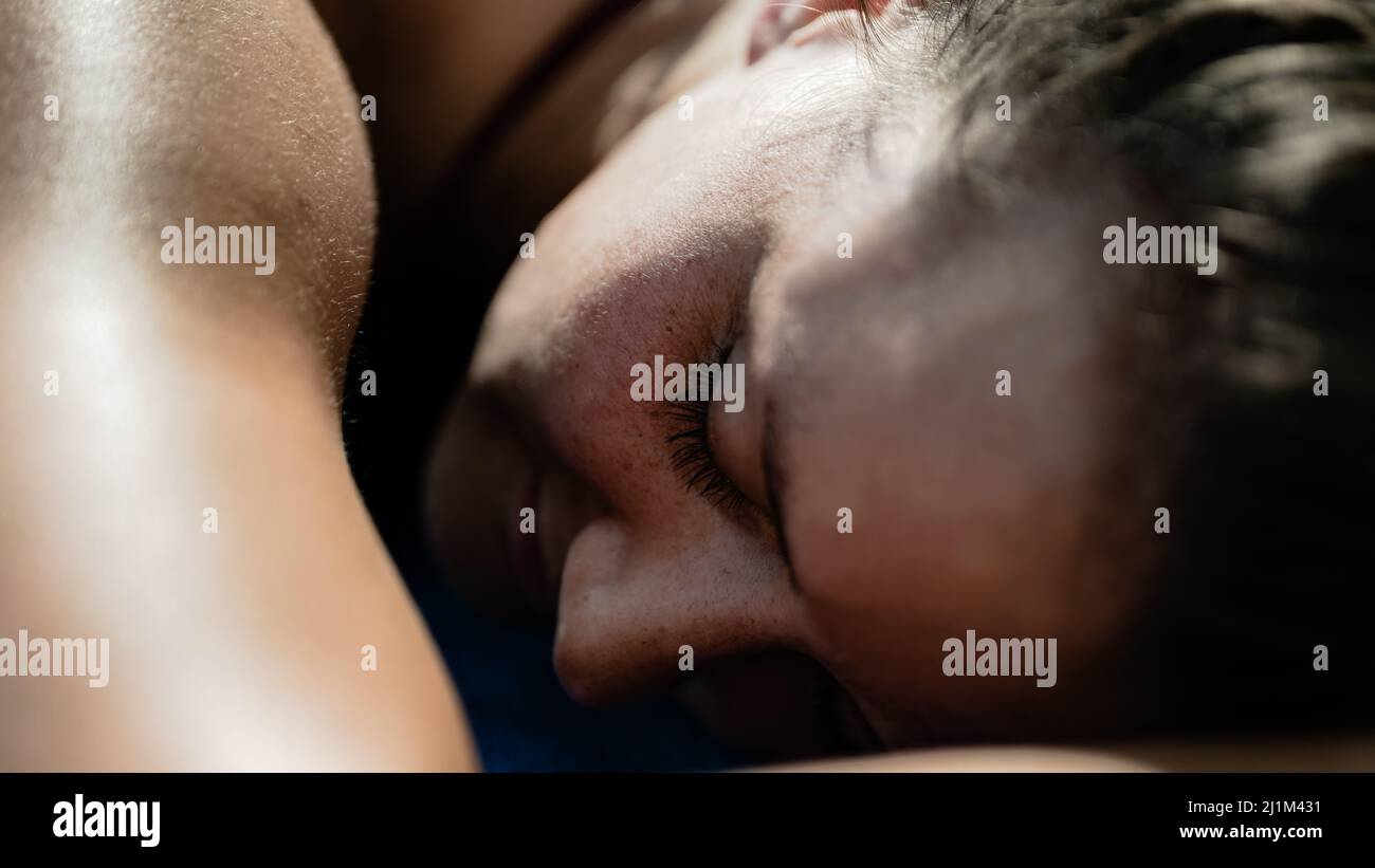 Donna che gode il bagno al lago Forggensee Foto Stock