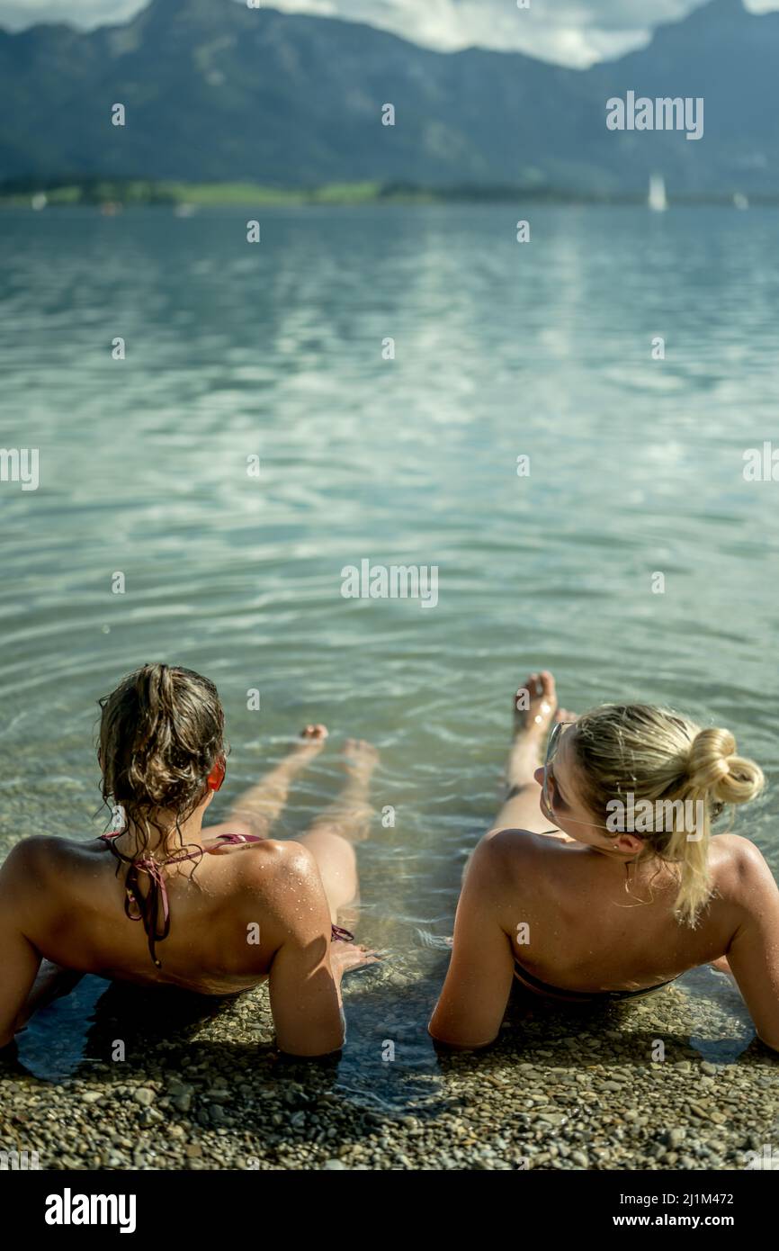 Le donne si divertano nel pomeriggio al lago Forggensee Foto Stock
