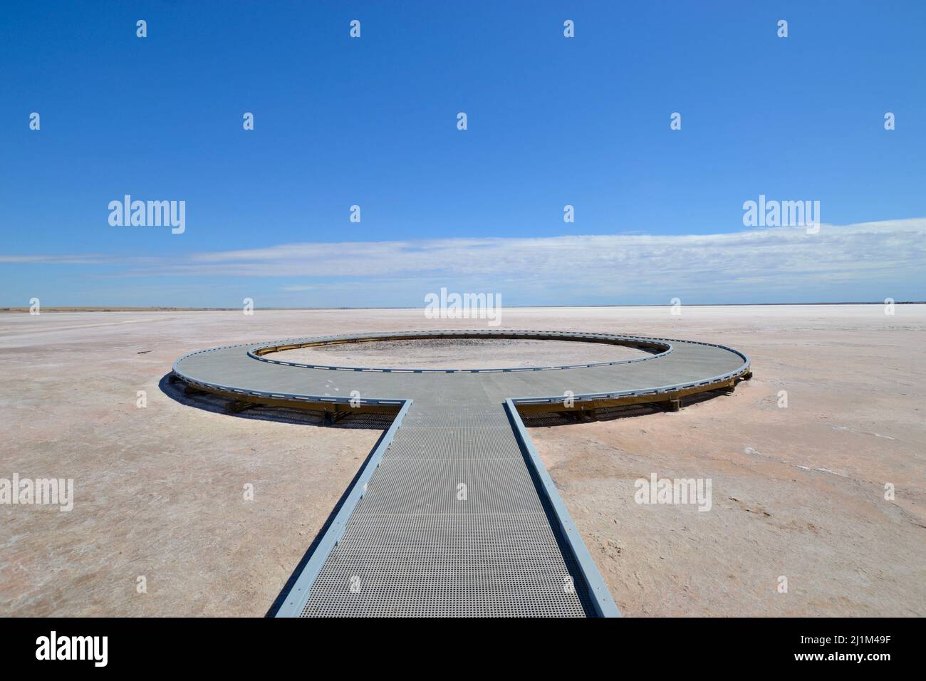 Piattaforma panoramica in metallo sulla salina all'esterno del lago Tyrrell in Australia con un orizzonte solitario e pianeggiante desolato sembra alieno UFO zona di atterraggio Foto Stock