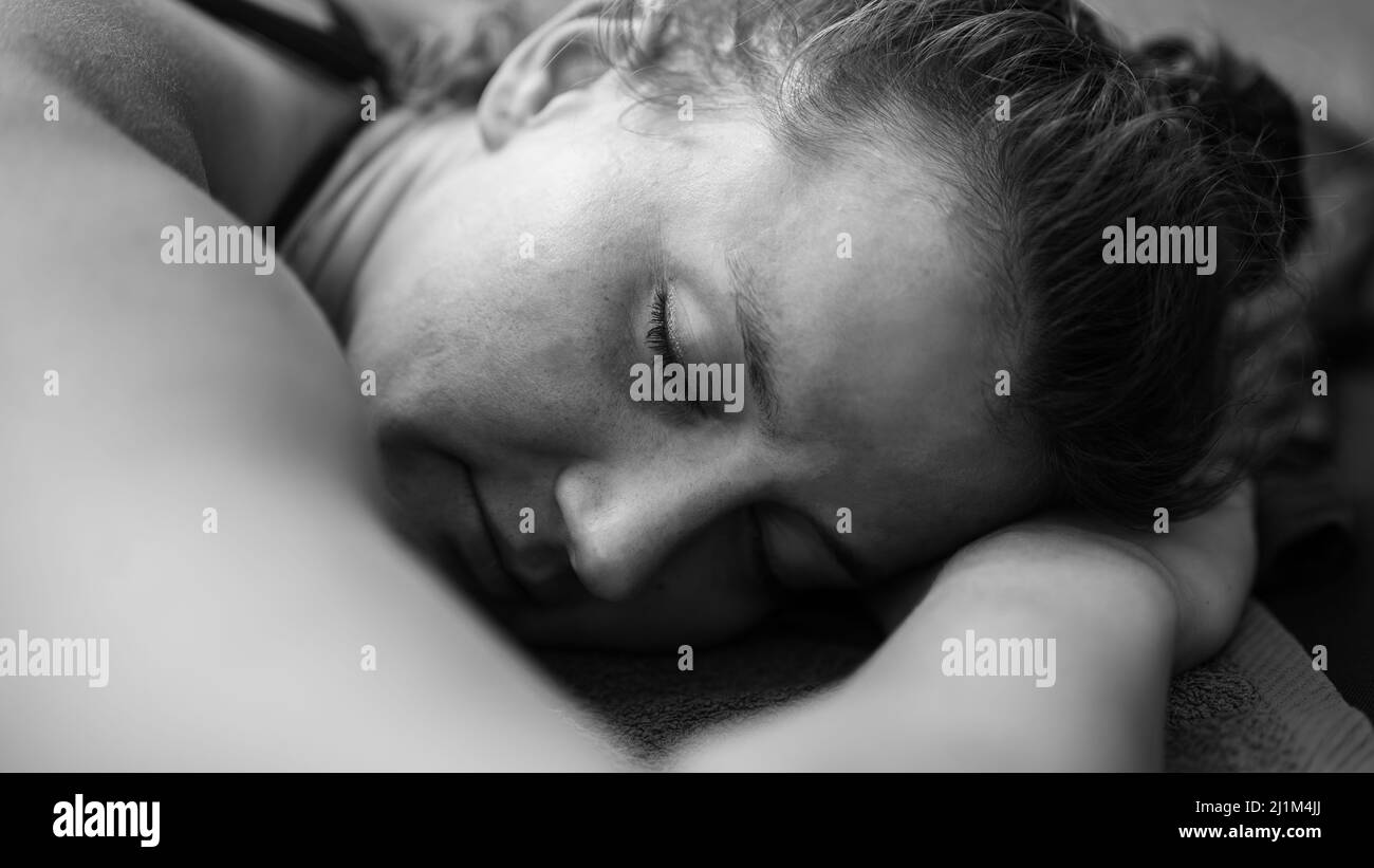 Donna che gode il bagno al lago Forggensee Foto Stock